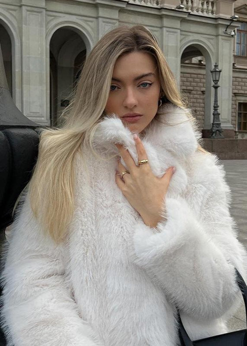 Women's Short Fluffy Faux Fur Coat Relaxed Winter Jacket